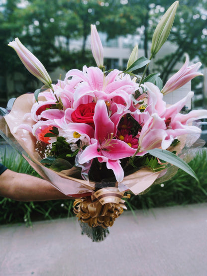 LINDO buquê de lírios rosas