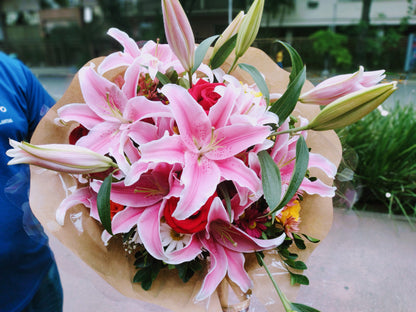 LINDO buquê de lírios rosas
