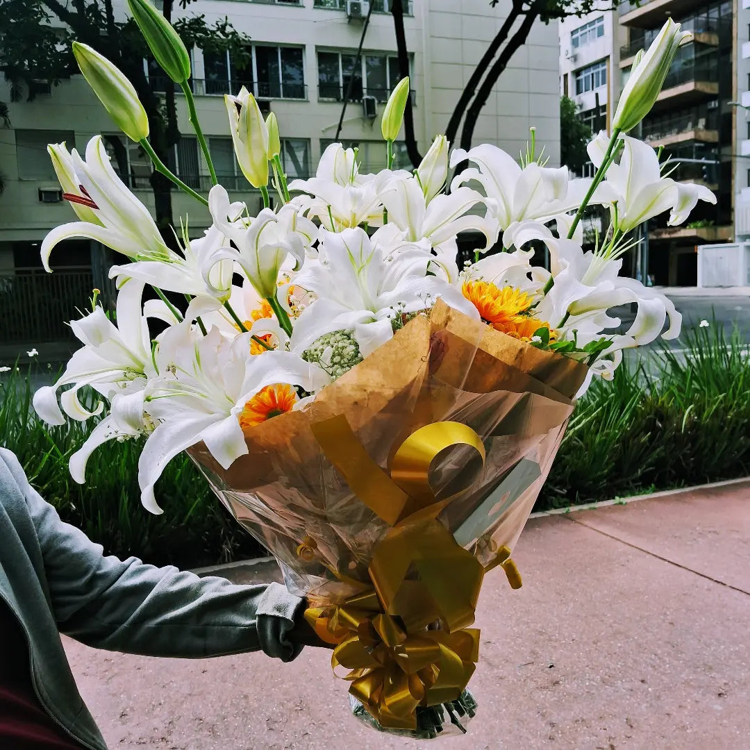 Buquê de lírios brancos com margaridas laranjas