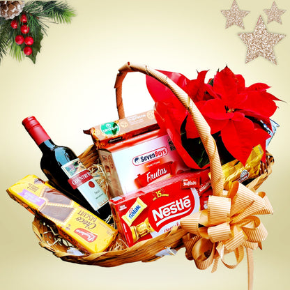 Cesta de natal c/ vinho, flores, panettone, chocolates e biscoitos.